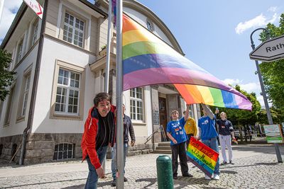 Bürgermeister Mario Dahm hisst die Regenbogenfahne vor dem Rathaus