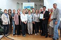 Bürgermeister Klaus Pipke (4.v.r.) und alle Beteiligten freuten sich im Juni 2012 über die Auszeichnung zur Fairtrade Town, die Manfred Holz (5.v.r.) von TransFair Deutschland zuvor überreicht hatte